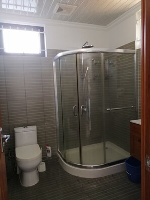 Dusche, Haartrockner, Handtücher, Toilettenpapier