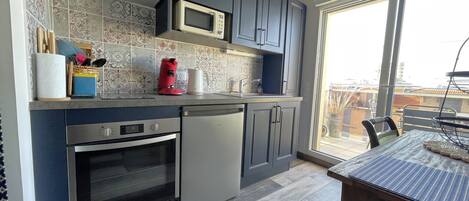 Jääkaappi, mikroaaltouuni, uuni, liesi