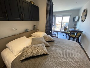 Unclassified image, 4 of 19, button