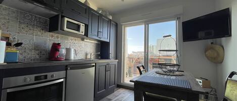 Microonde, forno, piano cottura, macchina per tè/caffè