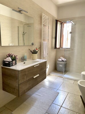 Regadera, secadora de cabello, batas, bidet