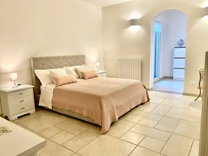 2 habitaciones, tabla de planchar con plancha y cuna de viaje