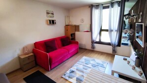 TV - Sunny Studio in Isola: Ski-In Access, WiFi, Near Center (Isola 2000)