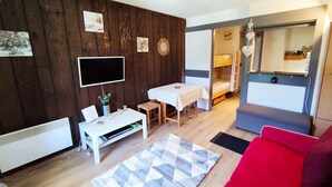 TV - Sunny Studio in Isola: Ski-In Access, WiFi, Near Center (Isola 2000)