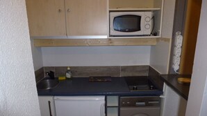 Coffee/tea maker, fridge, microwave, stovetop - Sunny Studio in Isola: Ski-In Access, WiFi, Near Center (Isola 2000)