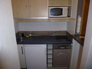 Refrigerador, microondas, placa de cocina, lavavajillas
