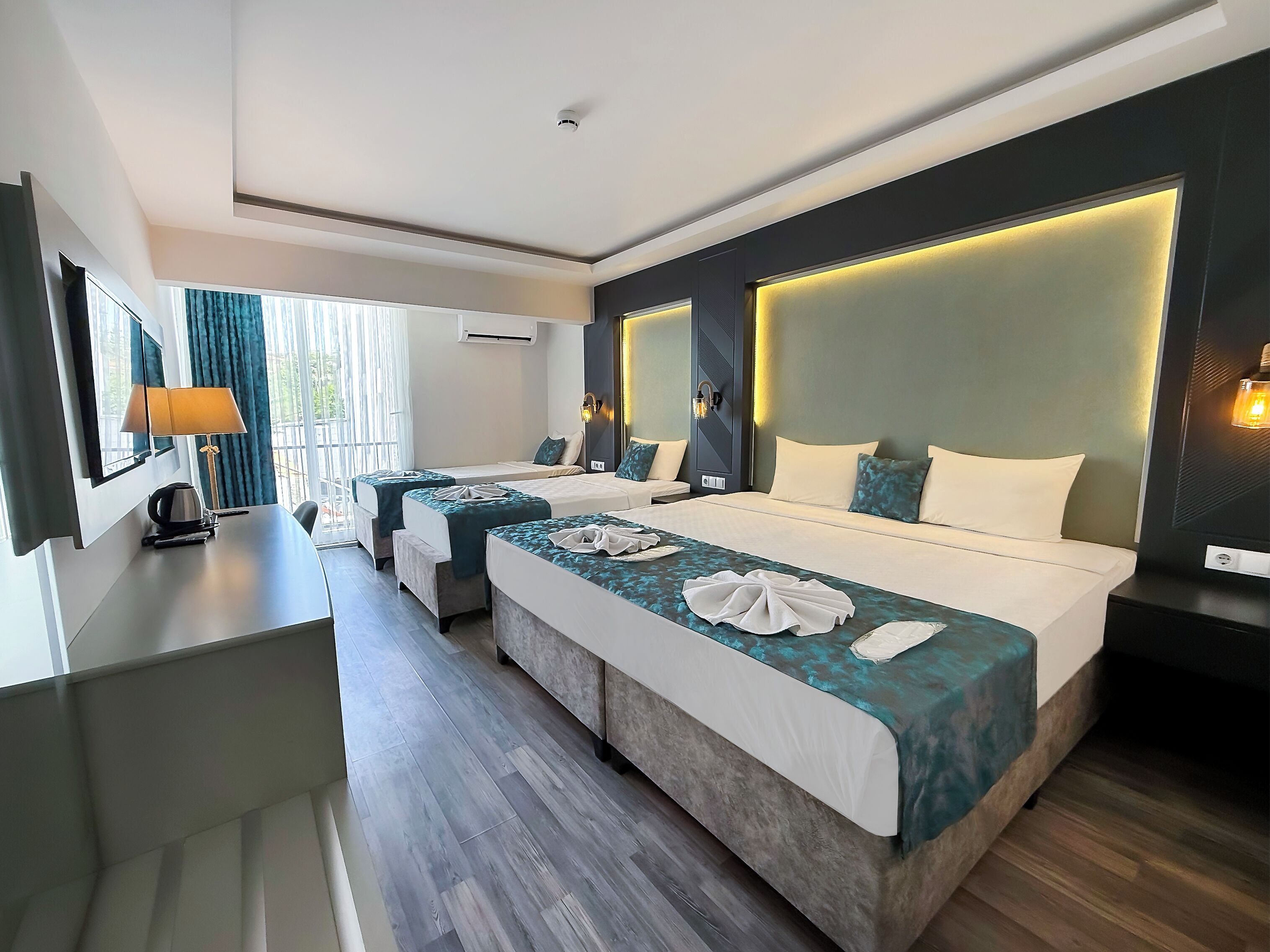 Standard Triple Room | Minibar, individually decorated, individually furnished, desk