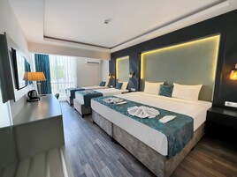 Standard Triple Room | Minibar, individually decorated, individually furnished, desk