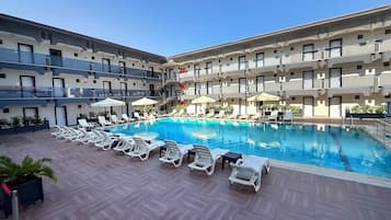 Piscine extérieure (ouverte en saison)