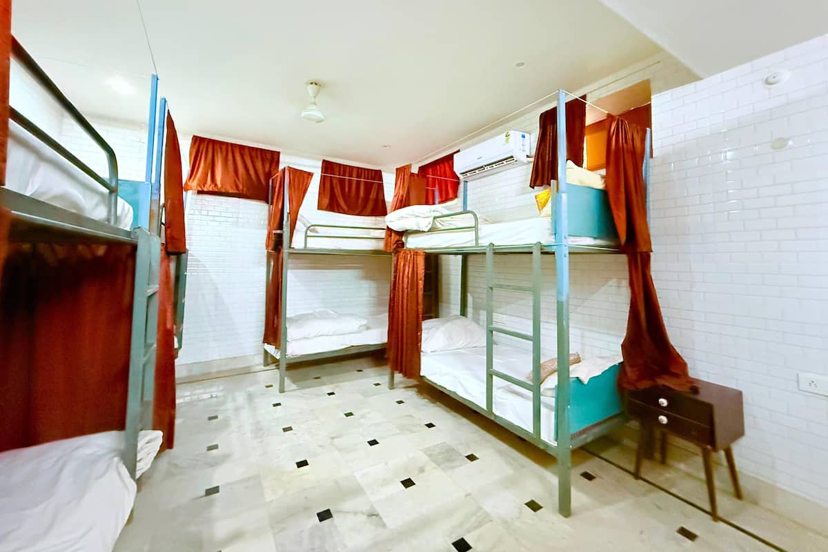 Cortinas blackout, wifi gratis y ropa de cama