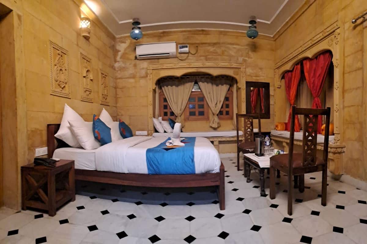 Blackout curtains, free WiFi, bed sheets