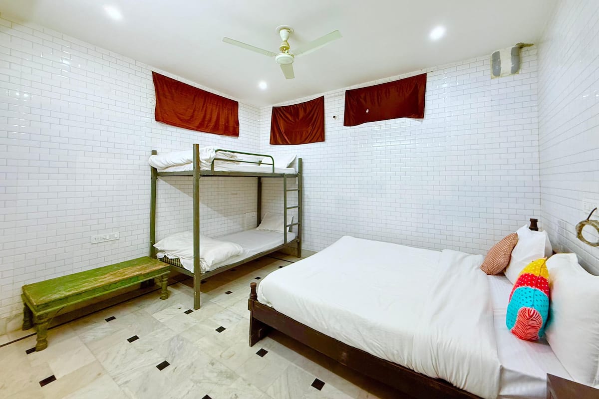 Cortinas blackout, wifi gratis y ropa de cama