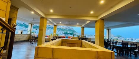 供应早餐、午餐和晚餐,印度菜,室外就餐