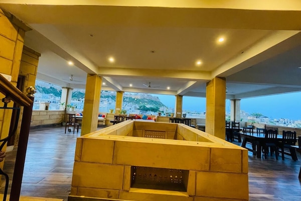 Se sirven desayunos y cocina india, restaurante con mesas al aire libre