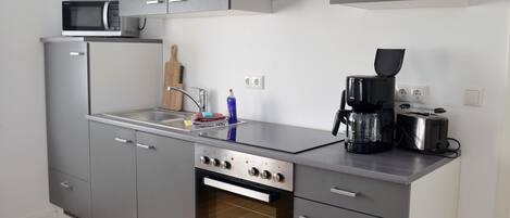 Kühlschrank, Mikrowelle, Herdplatte, Geschirrspüler
