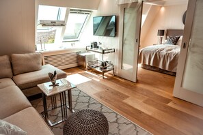 2 chambres, coffres-forts dans les chambres, bureau