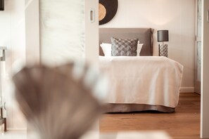 2 chambres, coffres-forts dans les chambres, bureau