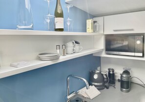 Kühlschrank, Mikrowelle, Herdplatte, Geschirrspüler