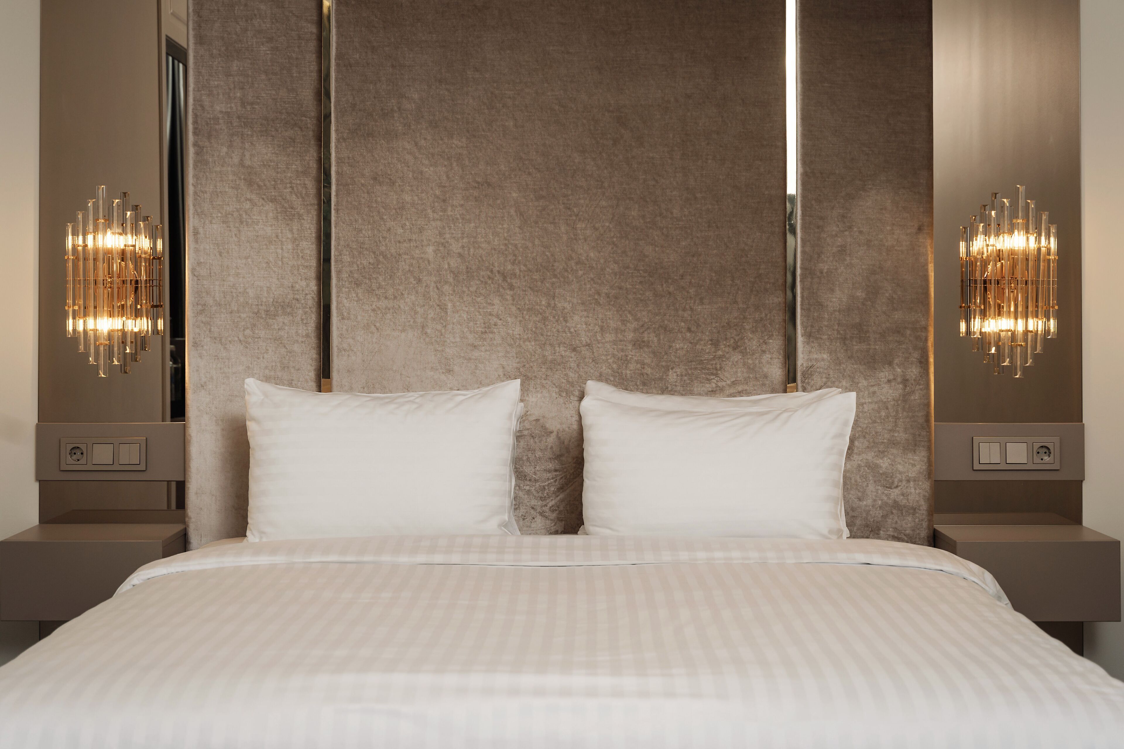 Ropa de cama hipoalergénica, minibar, caja fuerte