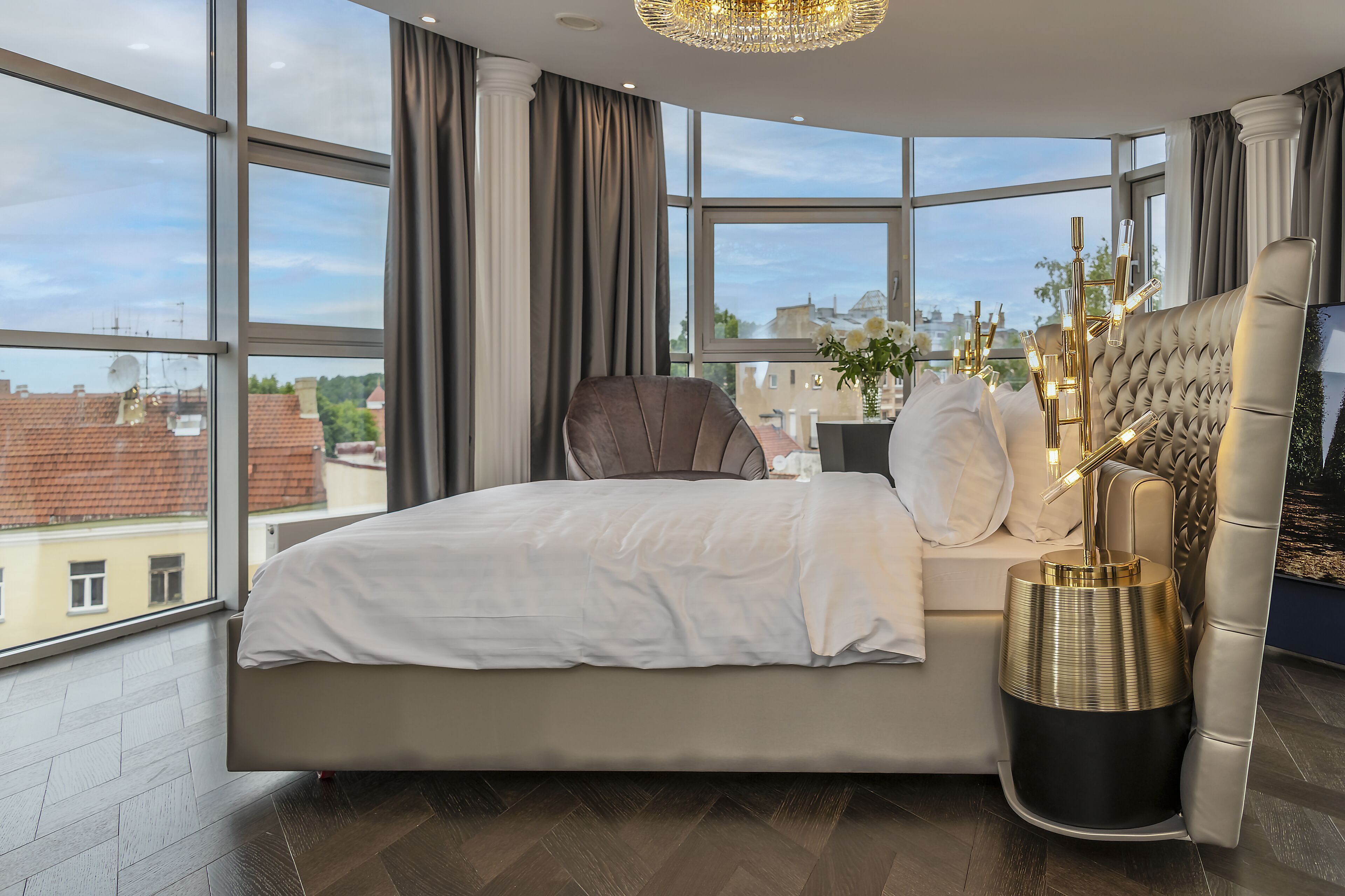 Ropa de cama hipoalergénica, minibar, caja fuerte