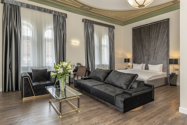 St.Palace Suite | Allergitestet sengetøy, minibar, safe på rommet og individuelt dekorert