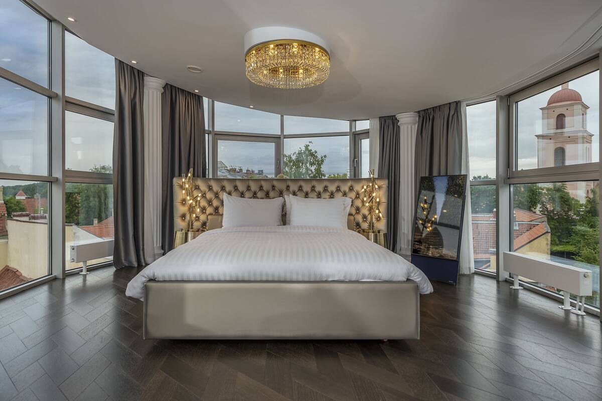 panoramic studio suite | 1 bedroom, hypo-allergenic bedding, minibar, in-room safe