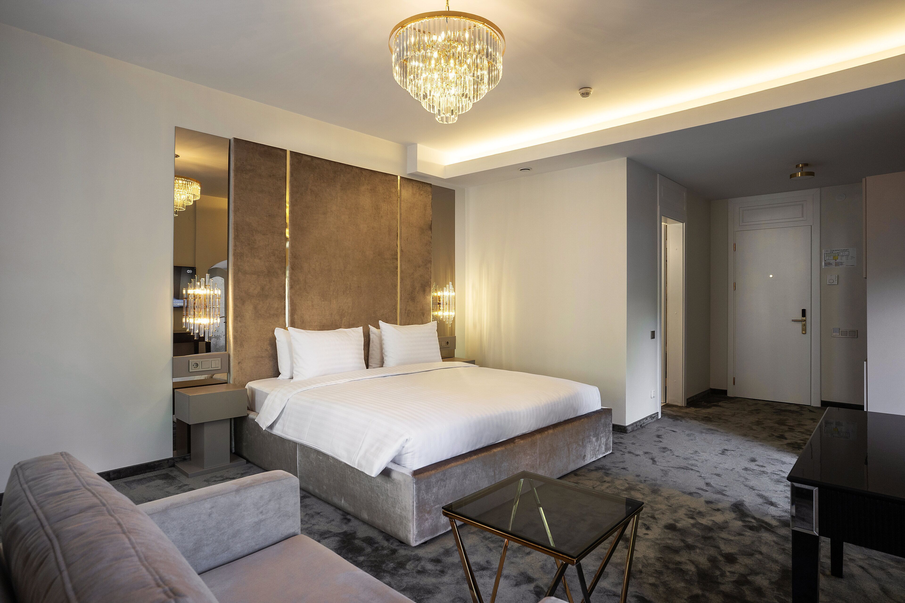 Ropa de cama hipoalergénica, minibar, caja fuerte