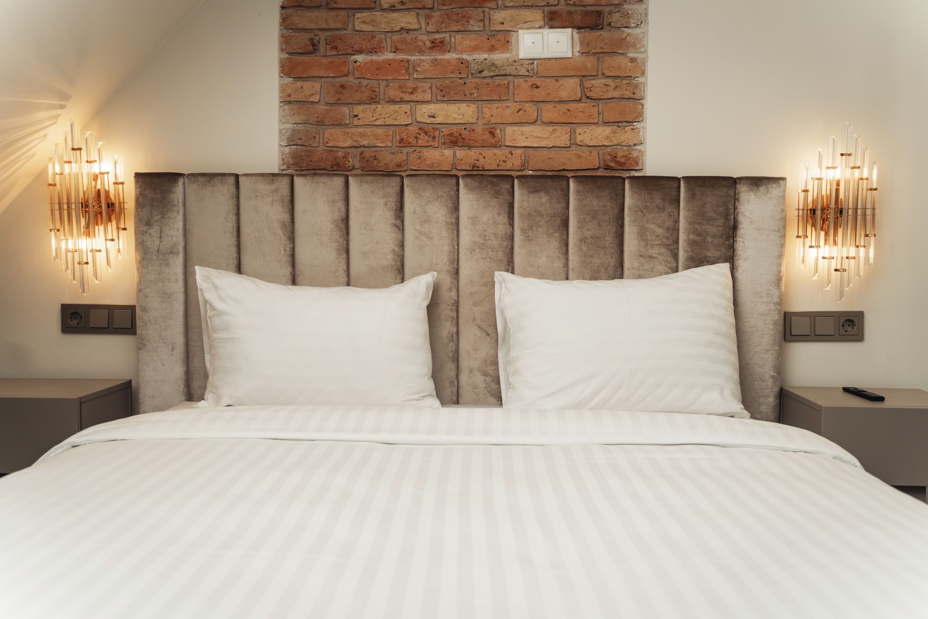 Ropa de cama hipoalergénica, minibar, caja fuerte