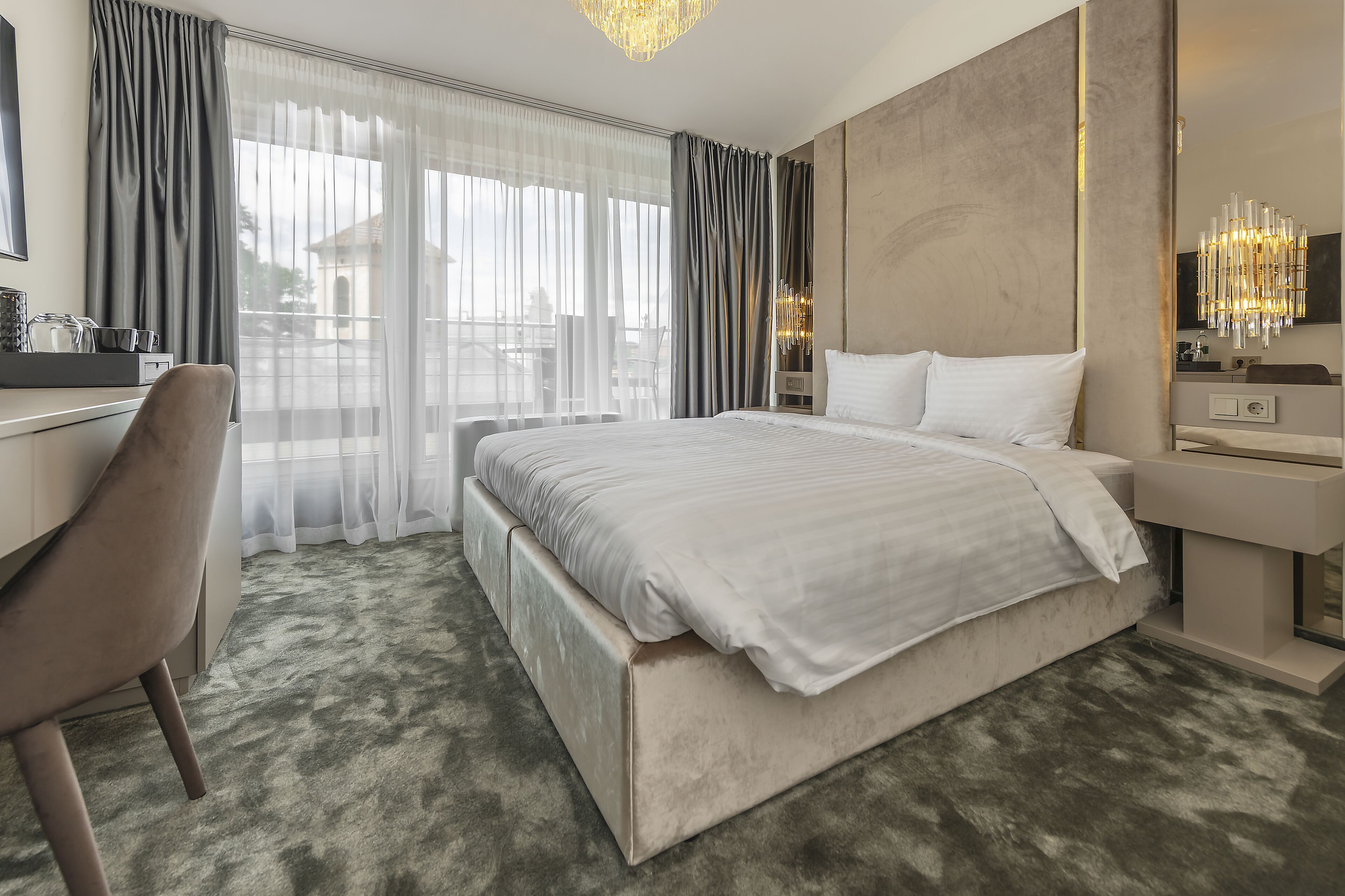 Ropa de cama hipoalergénica, minibar, caja fuerte