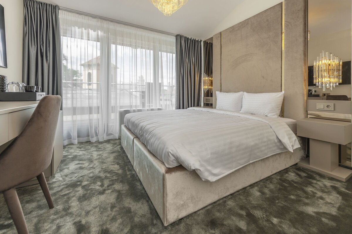 Hypo-allergenic bedding available, minibar, in-room safe, desk