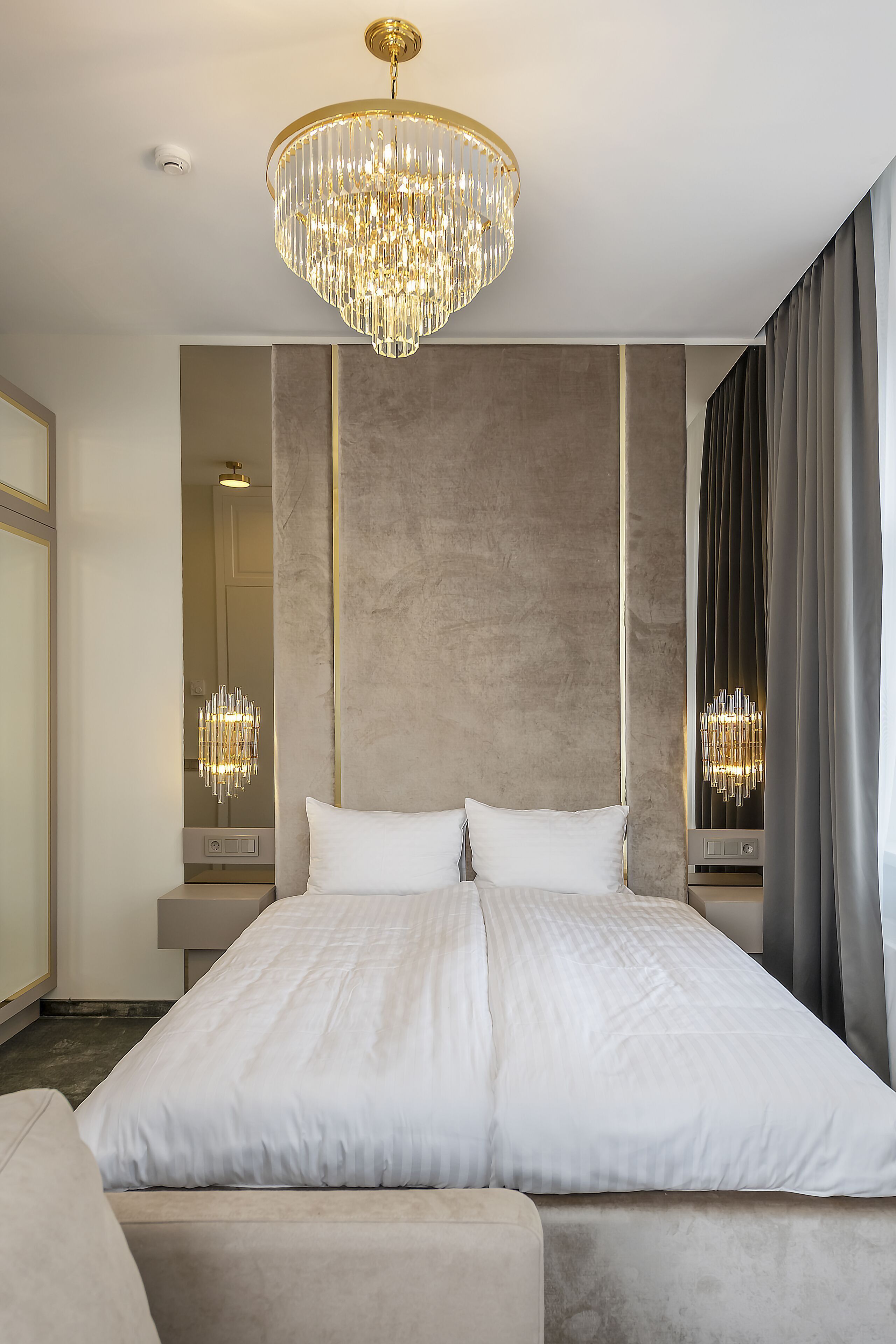 Ropa de cama hipoalergénica, minibar, caja fuerte