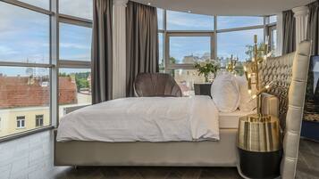 Panoramic Studio Suite | Hypo-allergenic bedding, minibar, in-room safe, individually decorated