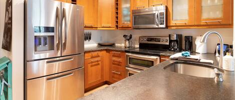 Kylskåp, mikrovågsugn, ugn och spishäll