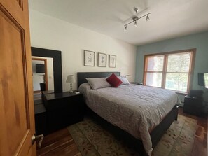 2 bedrooms, desk, iron/ironing board, travel cot