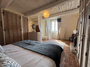 6 bedrooms, desk, iron/ironing board, free WiFi