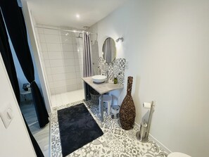 Regadera y papel de baño
