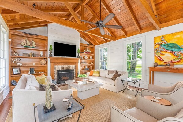 TV connectée, cheminée, livres, espaces bureaux