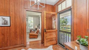 Smart TV, fireplace, books, offices