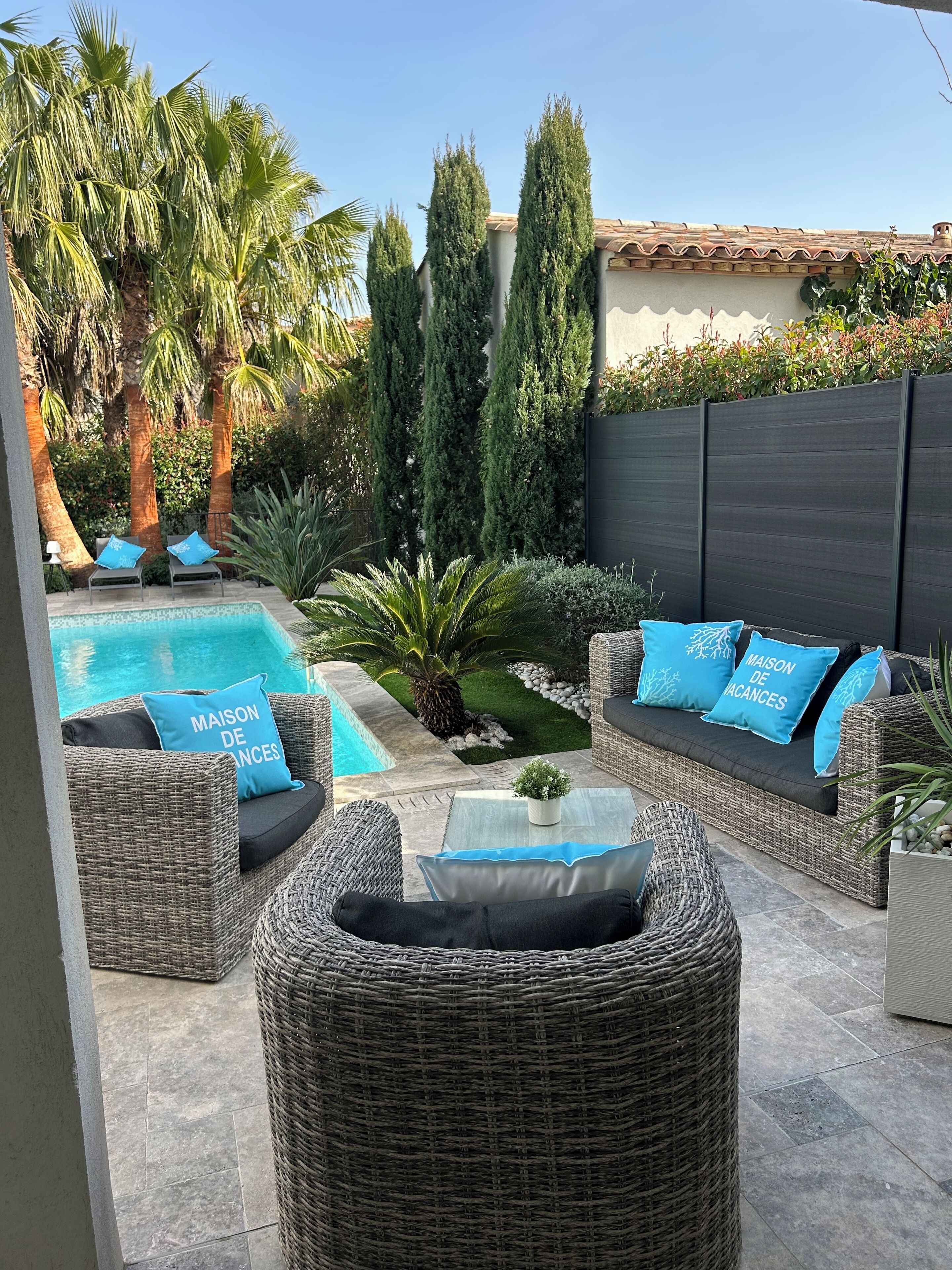 Een buitenzwembad, een verwarmd zwembad