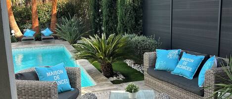 Een buitenzwembad, een verwarmd zwembad