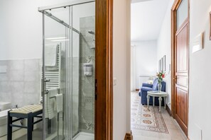 Unclassified image, 5 of 16, button - Comfortable 85 sqm apartment that can accommodate up to 4 people, located on the second floor of a renovated building with no lift. The property is located in the center of Palermo, a stone's throw from Villa Giulia, Piazza Magione and the Botanical Gard (Palermo)