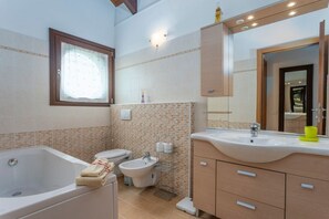Badewanne, Haartrockner, Bidet