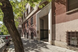 Exterior - Comfortable 75sqm apartment able to accommodate up to 2 people, located on the first floor of a period building with elevator (not suitable for disabled people). The property is located in an area full of services just a few minutes away from Piazza Bolo (Roma)