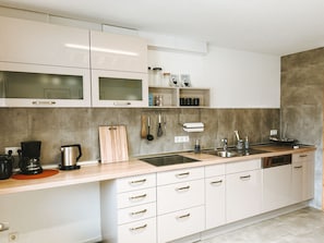 Réfrigérateur, un four, surface de cuisson, lave-vaisselle