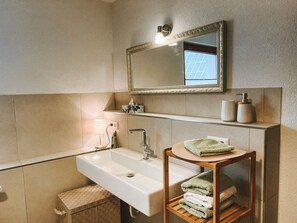 Baignoire, sèche-cheveux, serviettes fournies, savon