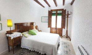 4 bedrooms, desk, soundproofing, iron/ironing board