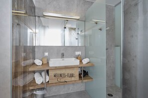 Dusche, Haartrockner, Handtücher, Toilettenpapier