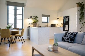 Smart TV, books - Luxury Mews Cottage in Park district, Glasgow (Glasgow)