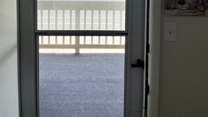 Una puerta con un letrero que dice "BRIGANTINE NEW JERSEY LAT 39.4101 LONG -74.3646".