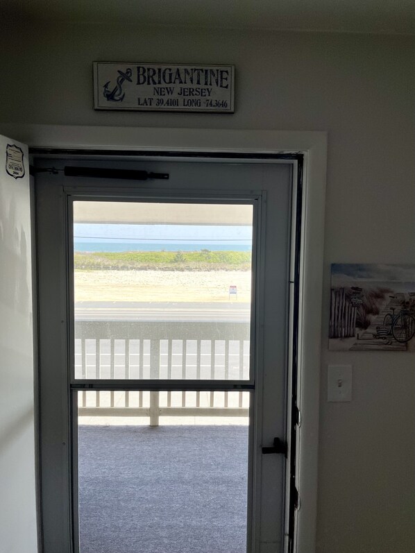 Une porte sur laquelle est apposée une plaque indiquant : « BRIGANTINE NEW JERSEY LAT 39.4101 LONG -74.3646 ».